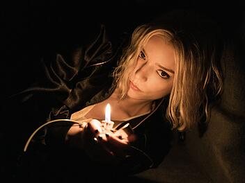 Nach einem gro&szlig;en Coup ist die Betr&uuml;gerin Lucky (Anya Taylor-Joy) pl&ouml;tzlich auf sich allein gestellt und in stetiger Gefahr.