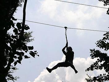 Im Klettergarten in Banz kann man sich auf fünf verschiedenen Parcours mit unterschiedlichem Schwierigkeitsgrad bewegen.  Foto: Matthias Einwag