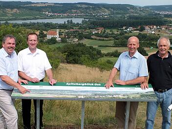 Die Bürgermeister Bernhard Ruß (Sand), Michael Ziegler (Eltmann) und Stefan Paulus (Knetzgau) ließen sich von Wanderwart Udo Rhein anhand der Panoramatafeln die Landschaft zeigen. Der Blick geht über Bamberg und in Richtung Westen bis Grafenrheinfeld und weiter.  Foto: ab