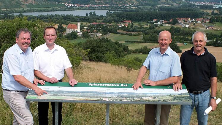 Die Bürgermeister Bernhard Ruß (Sand), Michael Ziegler (Eltmann) und Stefan Paulus (Knetzgau) ließen sich von Wanderwart Udo Rhein anhand der Panoramatafeln die Landschaft zeigen. Der Blick geht über Bamberg und in Richtung Westen bis Grafenrheinfeld und weiter.  Foto: ab