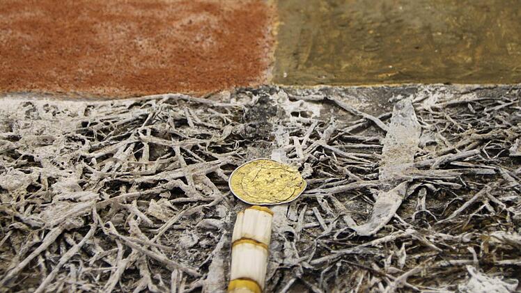 Außerdem verwendet er oft Naturmaterialien in seinen Bildern.