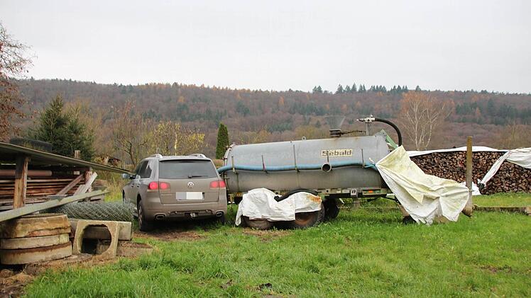 Das Fluchtauto kam neben einem leeren Gülletank zum stehen. Foto: Benedikt Borst