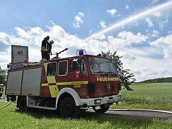 Vor Ort wurde eine Löschkanone der Werksfeuerwehr "Fränkische" eingesetzt, um den "Brand" nicht nur ebenerdig bekämpfen zu können.