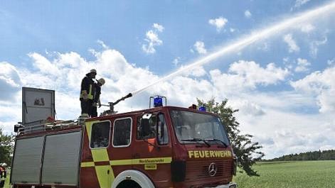 Vor Ort wurde eine Löschkanone der Werksfeuerwehr "Fränkische" eingesetzt, um den "Brand" nicht nur ebenerdig bekämpfen zu können.