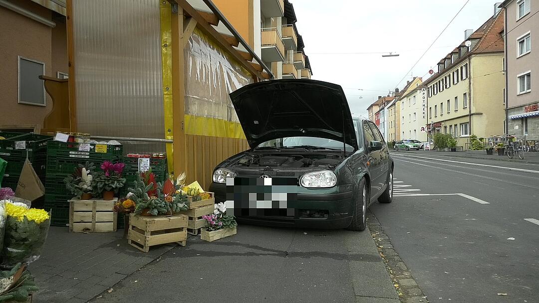 Person eingeklemmt: Rentnerin versuchte einzuparken