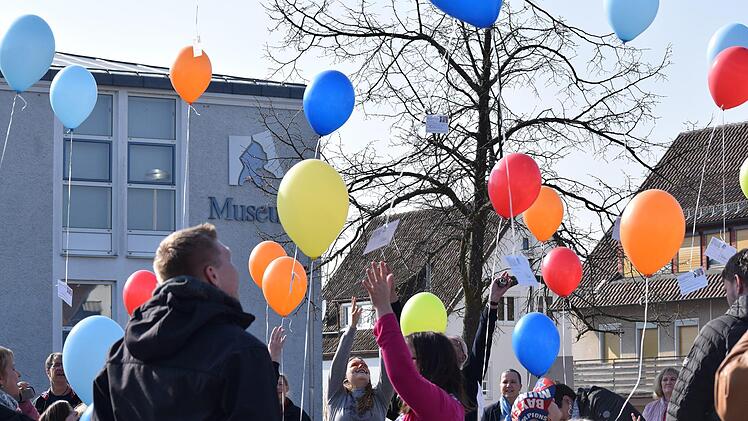 Die Geburtstagsgäste lassen am Sonntagnachmittag farbenfrohe Luftballons steigen - wessen Luftballon am weitesten fliegt, gewinnt den Wettbewerb.