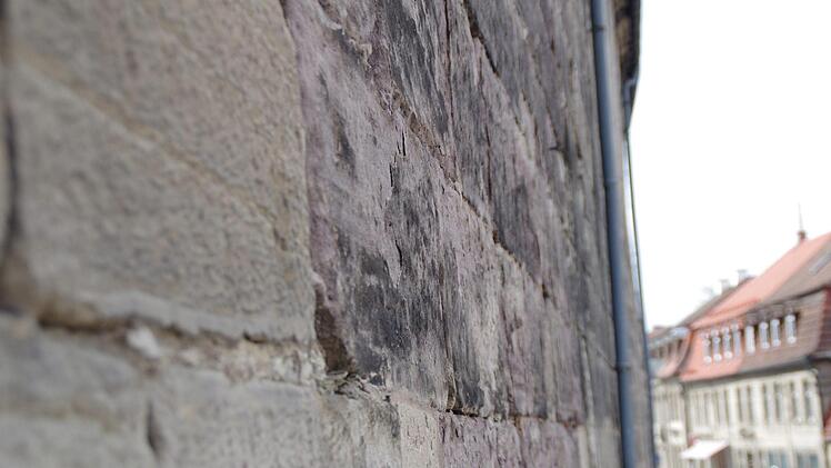 Zwei Sorten Stein treffen in der Stadtmauer in der Schwedenstraße aufeinander, wo auch die Kronacherinnen bei der Verteidigung ihren Mut bewiesen haben. Dort hatte der Feind eine Bresche geschlagen. Foto: Marco Meißner
