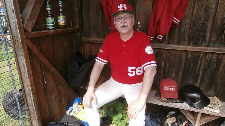 Bernd Scholz wartet auf der Bank auf seinen Einsatz beim Veteranenspiel der Memmelsdorf Barons.  Foto: privat