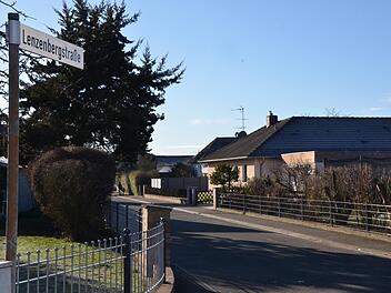 Aus den 70er Jahren stammt der Bebauungsplan "Hammerbach Loh", zu dem die Lenzenbergstraße gehört. Dort finden sich auch viele Bungalows, also typische Häuser aus dieser Zeit.