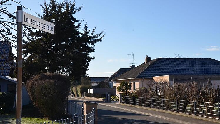 Aus den 70er Jahren stammt der Bebauungsplan "Hammerbach Loh", zu dem die Lenzenbergstraße gehört. Dort finden sich auch viele Bungalows, also typische Häuser aus dieser Zeit.