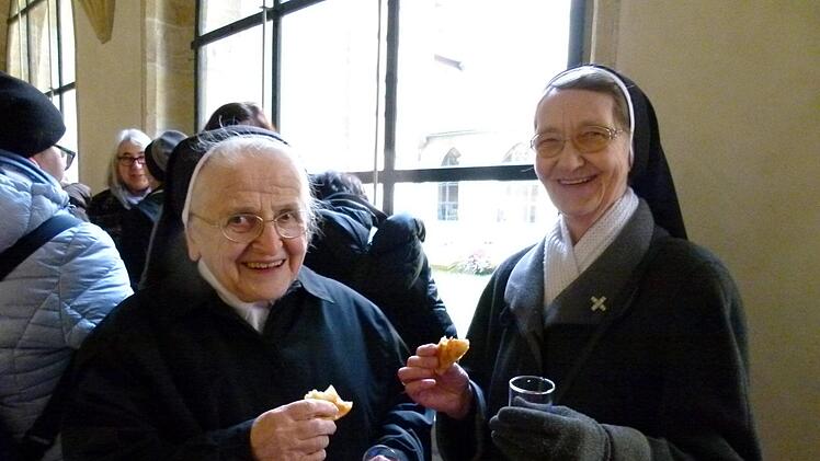 Die Maria Ward-Schwestern Adriana (links) und Edith ließen sich die Kunigundenringe und den Kunigundenwein schmecken. Foto: Marion Krüger-Hundrup