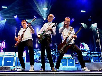 Umringt von Richie Malone (Rhythmusgitarre; links) und John "Ringo" Edwards am Bass fährt Bandleader Francis Rossi zur Höchstform auf. Fotos: Helmut Ölschlegel