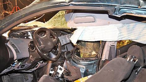 Feuerwehr im Einsatz: Die Fahrert&uuml;r des Autowracks musste herausgeschnitten werden. Foto: Michael Will/BRK Ha&szlig;berge