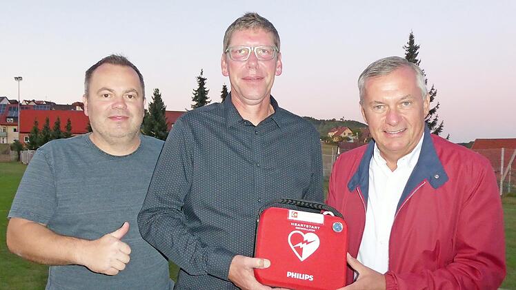 Vorsitzender Matthias Kapp, Vorstandsmitglied Detlef Schneider und Dr. Detlev Hollatz (von links) finden es toll, dass der SV Gloria nun einen eigenen Defibrillator hat.  Foto: Heidi Amon
