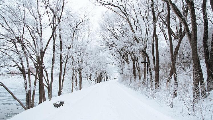 Schneechaos in Franken: Warnung vor Glatteis und eisigen Temperaturen