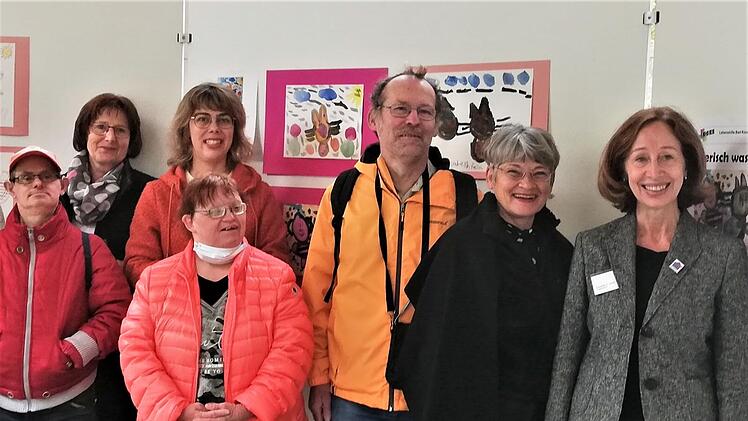 Die Organisatorinnen Eva Feichtinger (Zweite von rechts) und Elisabeth Dichtl (rechts) mit einigen Mitwirkenden des OBA-Maltreffs Foto: Sigismund von Dobschütz