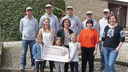 Von links: Dominik Paradies, Stefan Hemmerich, Sven Seidl, Jan Sciarrotto-Kraft und Sven Schüller (alle C-Line), die Damenriege mit der Organisatorin Melanie Stefan, Sängerin Heike Gündisch, Ganna Kravchenko und Olena Albert; den großen Scheck hielten Pauline Stefan, Lisa Kraft und Sophia Rauh.