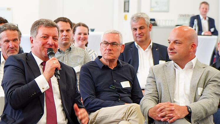 Bauminister Christian Bernreiter (links) befragte bei der Auftaktveranstaltung des Modellprojektes "Landstadt Bayern" Bürgermeister Michael Kastl (rechts) zum Projekt "Treibhaus". Münnerstadt ist die einzige Kommune in Unterfranken, die aufgenomme...