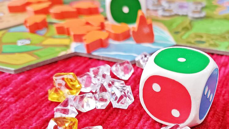 Spiele-Test Würfelkönig - das Brettspiel: Familienspiel für Zocker und Strategen - so spielt sich der große Bruder des Würfelkönigs