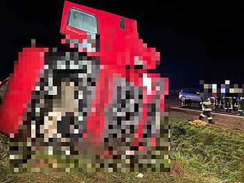 A7 bei Kitzingen: Lkw überschlägt sich Autobahn - "sogar auf Gegenfahrbahn flogen Trümmer"