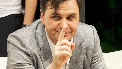 Auch Pavel (Volker J. Ringe) hat seine Not mit den Frauen.