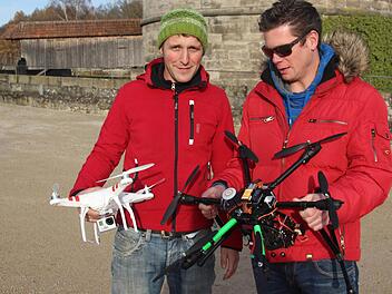 Jörg Dorsch (links) steuert meist den Quadrocopter, Christian Olgemöller den Hexacopter. Foto: Friedwald Schedel