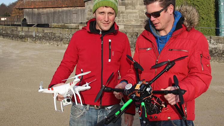 Jörg Dorsch (links) steuert meist den Quadrocopter, Christian Olgemöller den Hexacopter. Foto: Friedwald Schedel