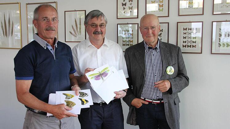 Weggefährten aus früheren Zeiten Dr. Helmut Gemeinhardt, Herbert Stang und Ecke Demandt (von links), der seine Schmetterlinge zeichnet und zwei Bilder verschenkte.