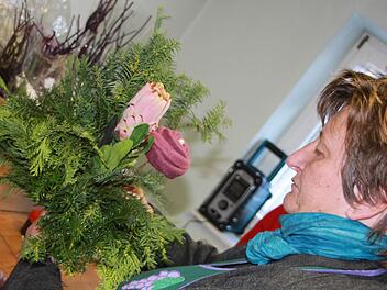 Mit wenigen Handgriffen hat Maria Müller das Grün aufgepeppt. Foto: Sarah Dann