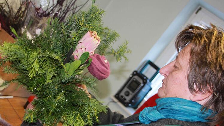 Mit wenigen Handgriffen hat Maria Müller das Grün aufgepeppt. Foto: Sarah Dann