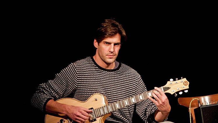 An der Gitarre: Guto BrinholiFoto: Jochen Berger