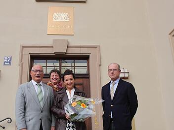 Bei der Verabschiedung von Maria Kiesel (vorne Mitte) dabei: Direktor des Amtsgerichts Matthias Göbhardt (links), Personalrätin Antje Rumberg (hinten) und Geschäftsleiter Bernd Paul (rechts).  Foto: Anja Greiner