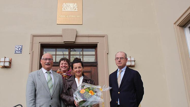 Bei der Verabschiedung von Maria Kiesel (vorne Mitte) dabei: Direktor des Amtsgerichts Matthias Göbhardt (links), Personalrätin Antje Rumberg (hinten) und Geschäftsleiter Bernd Paul (rechts).  Foto: Anja Greiner
