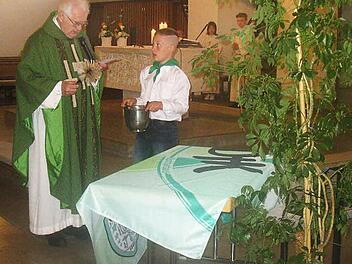 Beim Gottesdienst zum Sommerfest der DJK Kirchaich segnete Pfarrer Ewald Thoma das neue DJK-Banner.