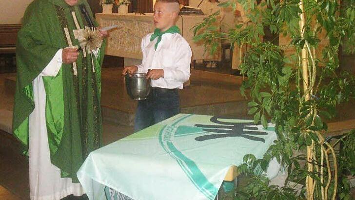 Beim Gottesdienst zum Sommerfest der DJK Kirchaich segnete Pfarrer Ewald Thoma das neue DJK-Banner.