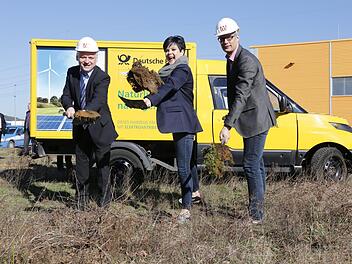 Spatenstich im Forchheimer Süden: Oberbürgermeister Uwe Kirschstein, Investorin Anette Hepp und Winfried Schnödt, Niederlassungsleiter Nürnberg der Deutschen Post, lassen die Erde symbolisch fliegen.  Foto: Matthias Hoch