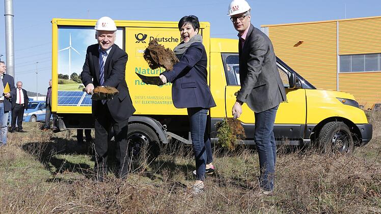 Spatenstich im Forchheimer Süden: Oberbürgermeister Uwe Kirschstein, Investorin Anette Hepp und Winfried Schnödt, Niederlassungsleiter Nürnberg der Deutschen Post, lassen die Erde symbolisch fliegen.  Foto: Matthias Hoch