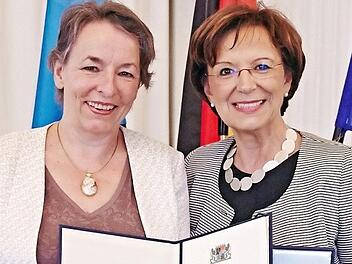 Gisela Filkorn (links) mit Staatsministerin Emilia Müller, die die Auszeichnungen verlieh. Foto: Bayerisches Staatsministerium für Arbeit und Soziales