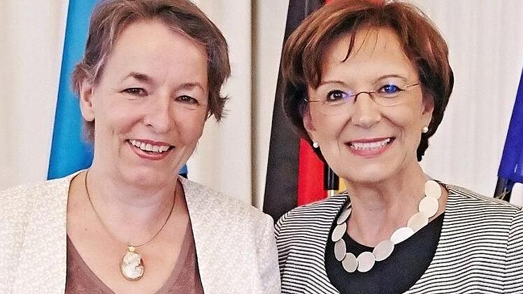 Gisela Filkorn (links) mit Staatsministerin Emilia Müller, die die Auszeichnungen verlieh. Foto: Bayerisches Staatsministerium für Arbeit und Soziales