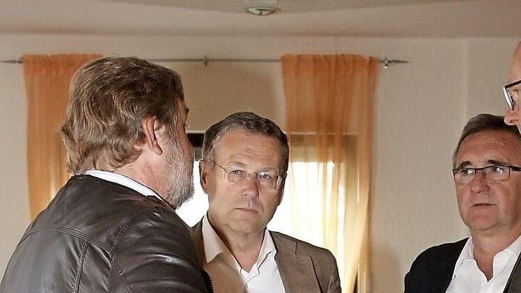 Bürgermeister Horst Rehder mit dem Diplomgeologen Otto Heimbucher, Verwaltungsleiter Martin Hofmann und Rechtsanwalt Thomas Schönfeld beim Erörterungstermin Foto: Richard Sänger