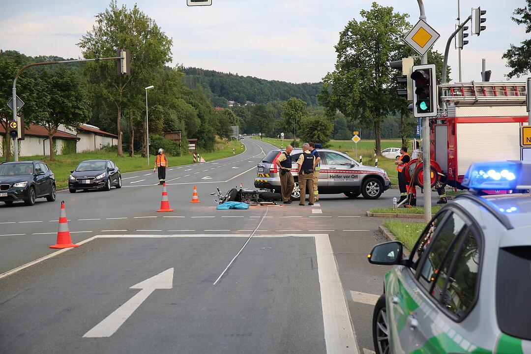 Kreis Kulmbach: Lkw-Fahrer übersieht Motorradfahrerin bei Wirsberg