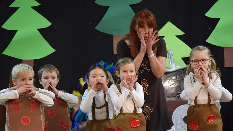 Am Lebkuchenhaus warten tanzende Lebküchlein auf Hänsel und Gretel. Foto: Daniela Pondelicek