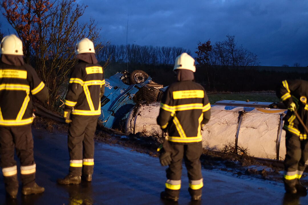 A9 bei Nürnberg: Gefahrengut-Lkw landet im Graben