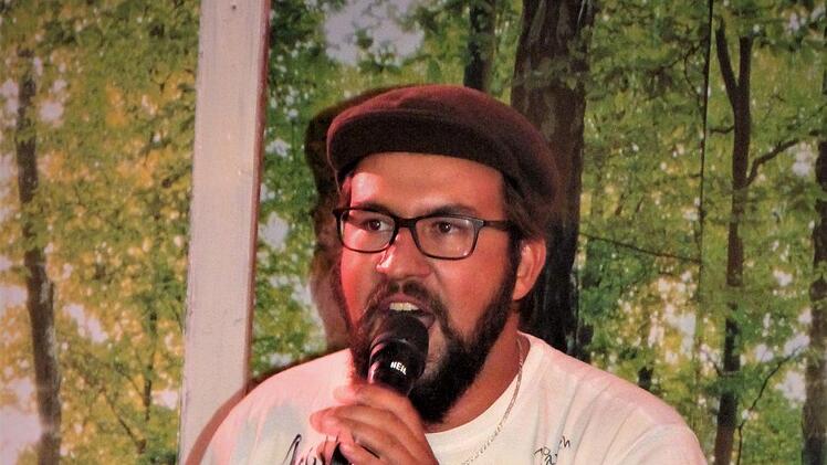 Dieser Besucher durfte sogar seinen Wunsch erfüllen: Einmal live einen Song von "Waldschrat" mitsingen. Foto: Werner Reißaus