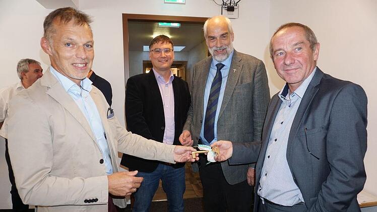 Schlüsselübergabe zum Abschluss der Sanierungsarbeit am Klosterbau des Volkersbergs.  Architekt Stefan Richter (von links), Bernhard Lutz, der Leiter der Kirchlichen Jugendarbeit der Diözese Würzburg, Domkapitular Christoph Warmuth und den Leiter der Jugendbildungsstätte Klaus Hofmann freuen sich über die Fertigstellung. Foto: Marion Eckert