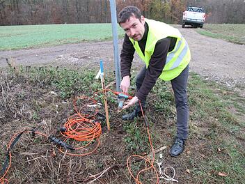 Daniel Günther mit einem Seismographen. Foto: Sebastian Schanz