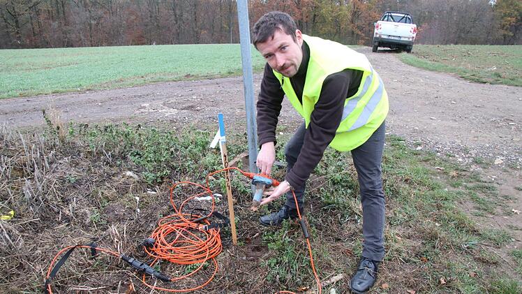 Daniel Günther mit einem Seismographen. Foto: Sebastian Schanz