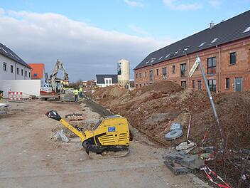 An vielen Stellen auf der Herzo Base, so auch in der Alfred-Fried-Straße, wird zurzeit eifrig gebaut.  Fotos: Bernhard Panzer