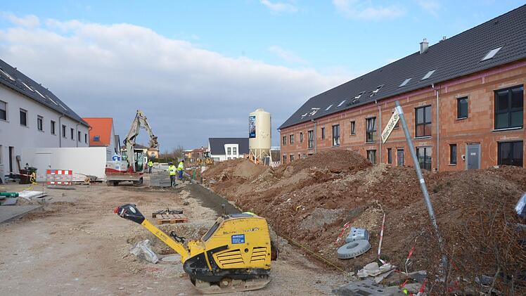 An vielen Stellen auf der Herzo Base, so auch in der Alfred-Fried-Straße, wird zurzeit eifrig gebaut.  Fotos: Bernhard Panzer