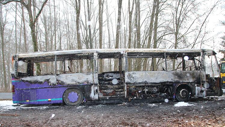 In letzter Sekunde konnte der Fahrer das schon brennende Fahrzeug in die Haltebucht  rangieren.Foto: Katrin Geyer